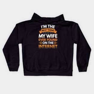 I'm the best thing my wife ever found on the internet - Funny Simple Black and White Husband Quotes Sayings Meme Sarcastic Satire Kids Hoodie